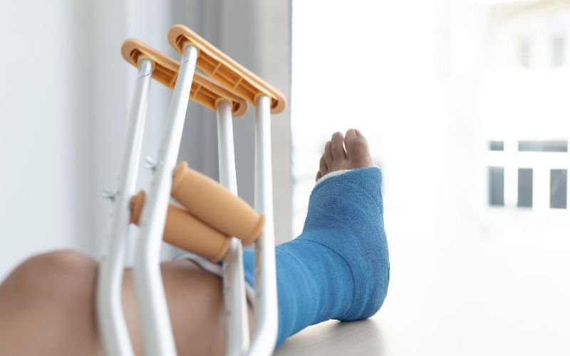 Hypoallergenic foam padding on malleable aluminum roll splint for emergency trauma