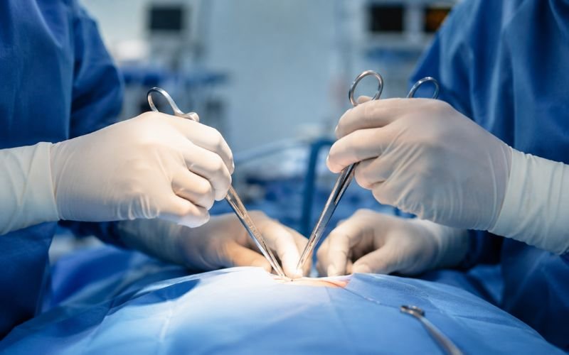 Surgeon maintaining steady ergonomic grip during operating room procedure
